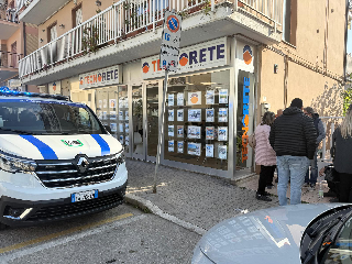 San Benedetto - Finisce sotto un camion in via Mare: anziana in eliambulanza, autista sotto choc